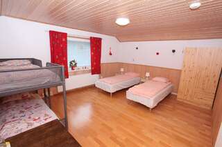 Гостевой дом Aurora Bei Ji Guang Guesthouse Рованиеми Односпальная кровать в общем номере для женщин-6