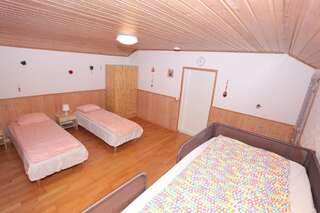 Гостевой дом Aurora Bei Ji Guang Guesthouse Рованиеми Односпальная кровать в общем номере для женщин-9